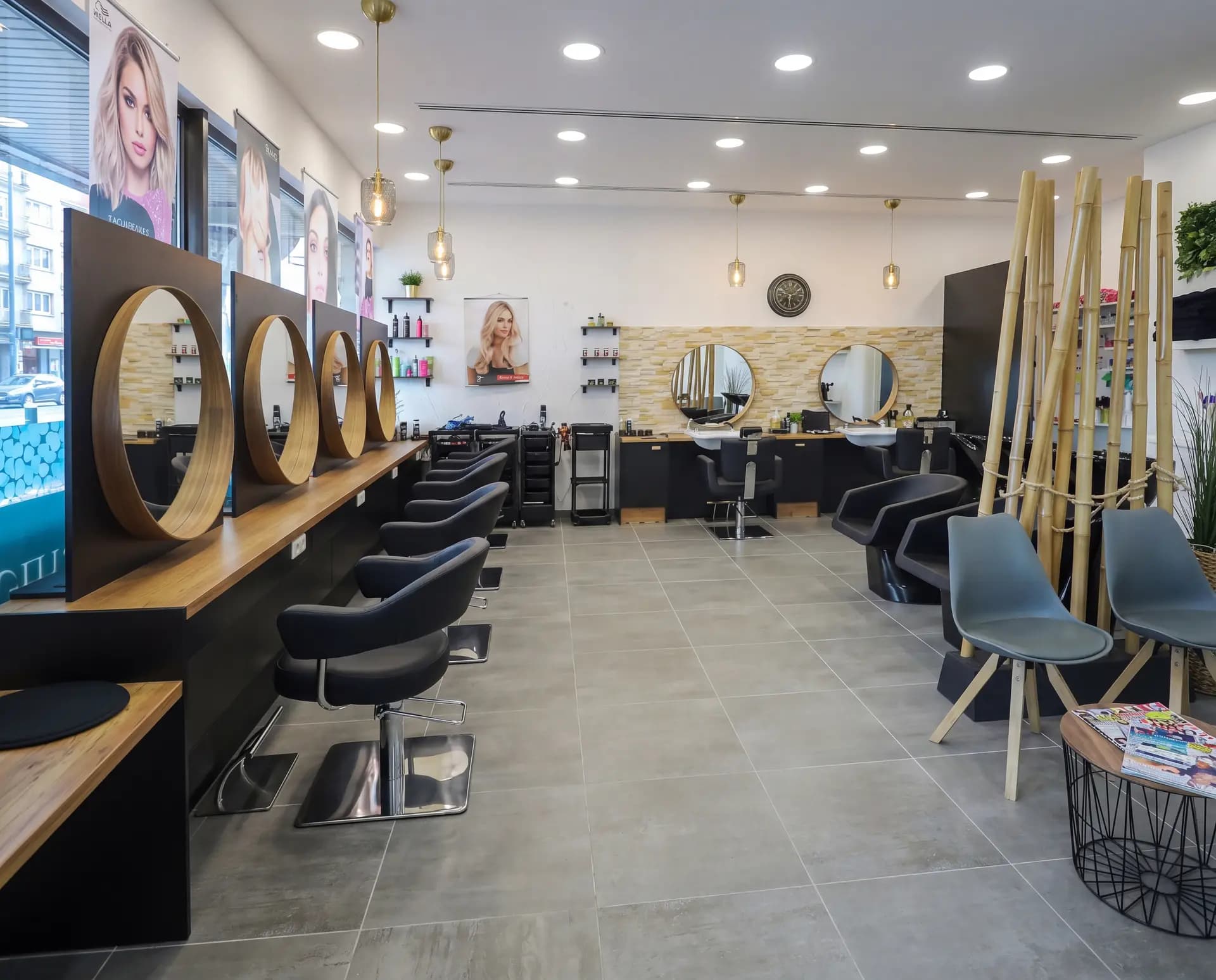 Salon Scherenblatt — Innenraum mit Friseurstühlen und Spiegeln