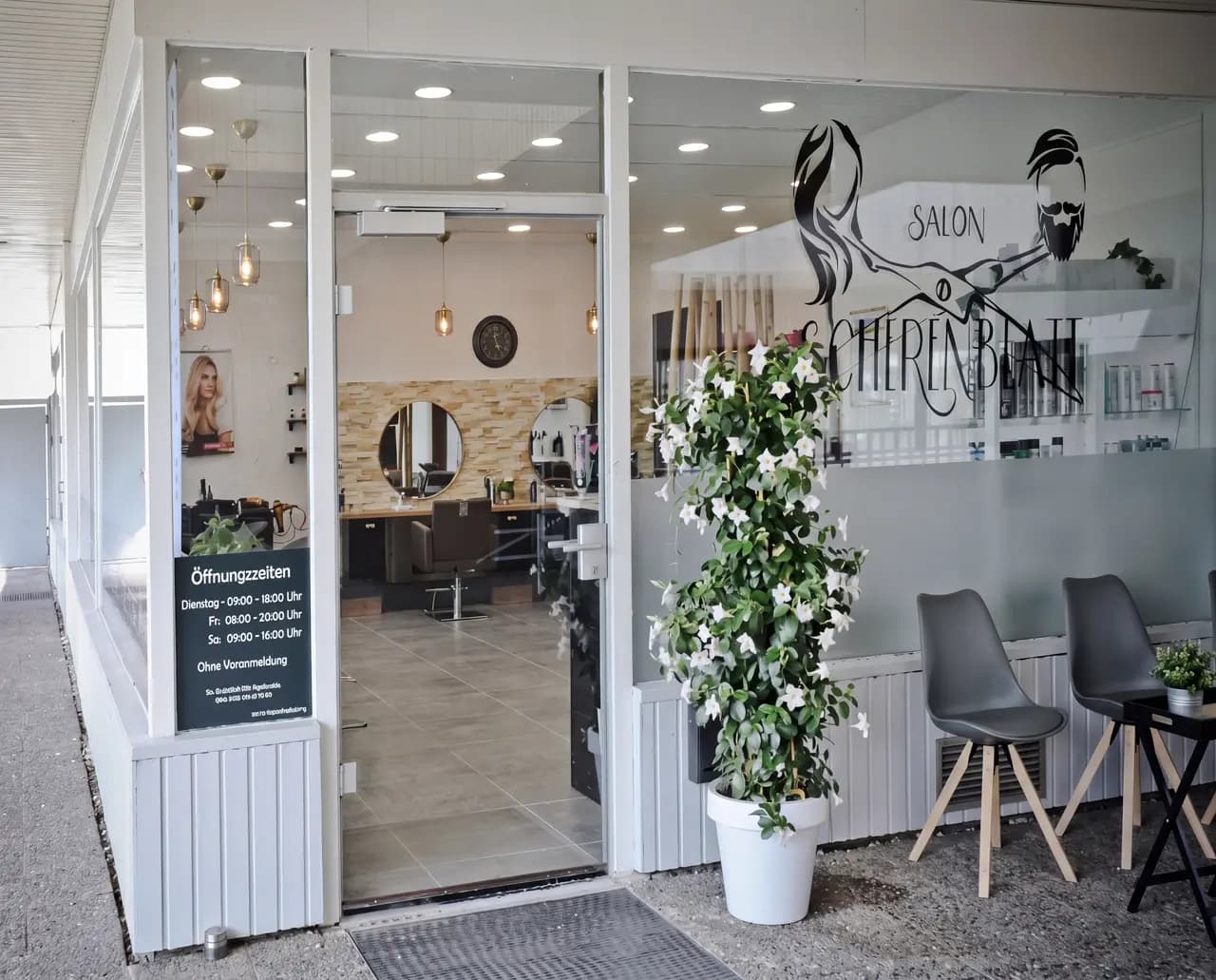 Salon Scherenblatt Storefront mit Öffnungszeiten-Aushang