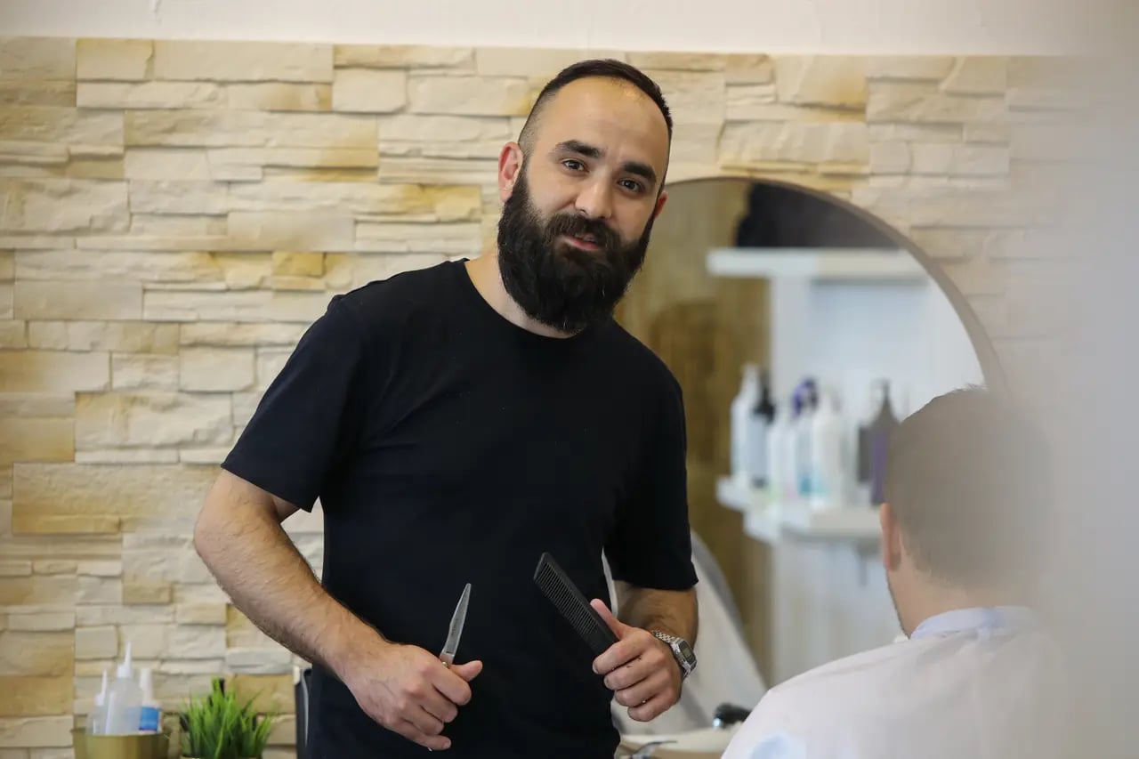 Portrait von Efe, Friseurmeister und Inhaber von Salon Scherenblatt