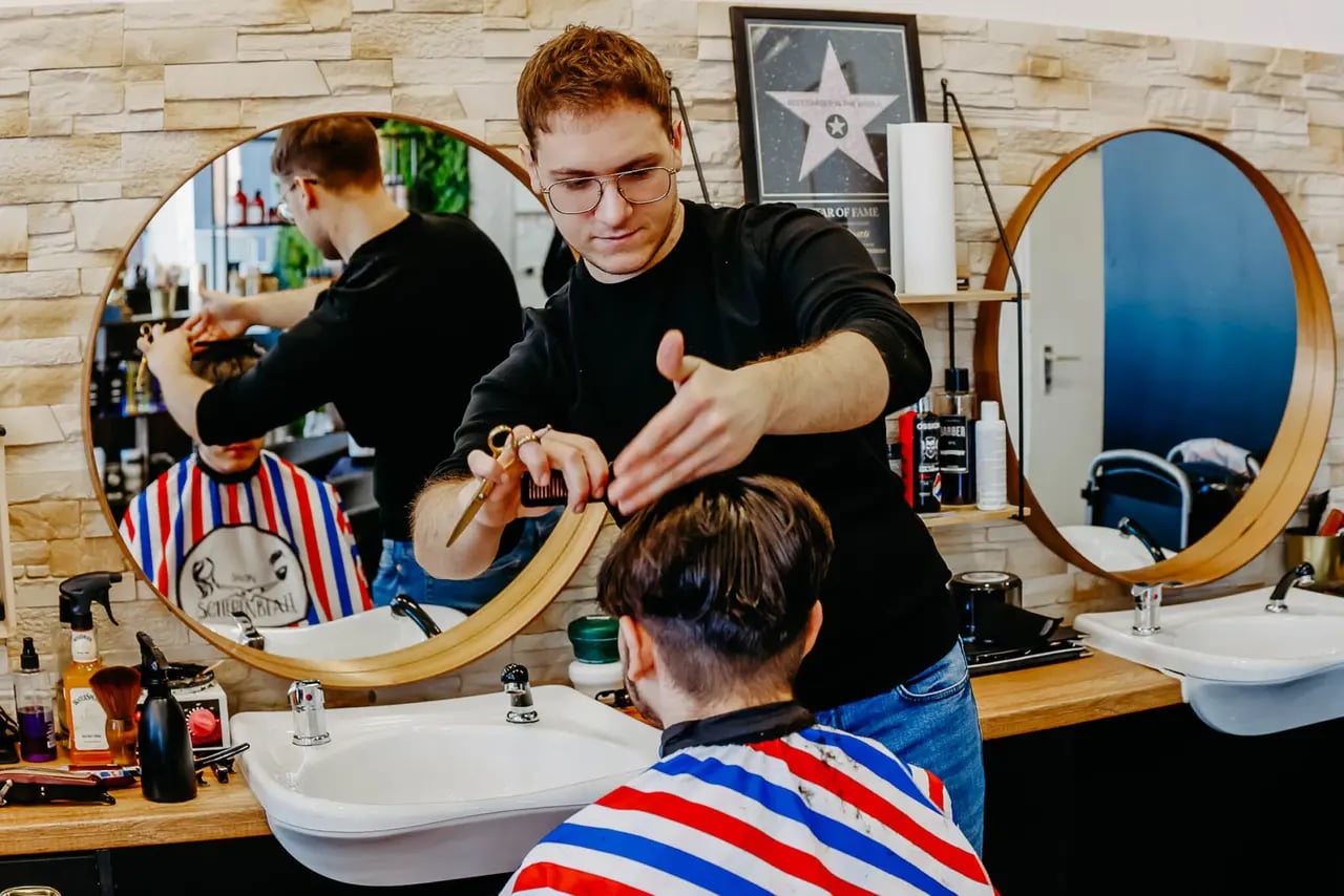 Portrait von Nicola, Friseur bei Salon Scherenblatt
